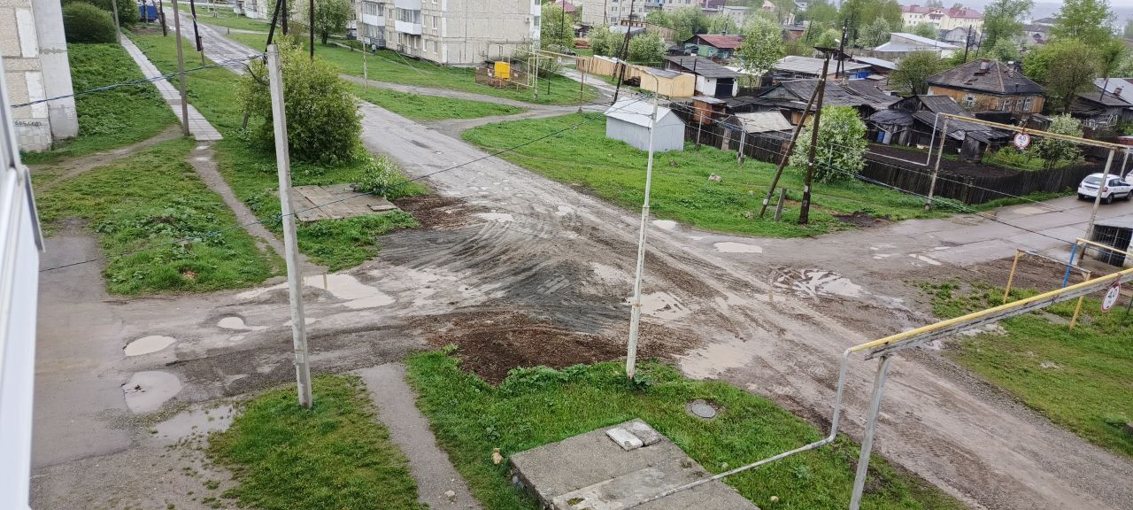 Жители северной части Карпинска пожаловались на состояние перекрестка после ремонта сетей