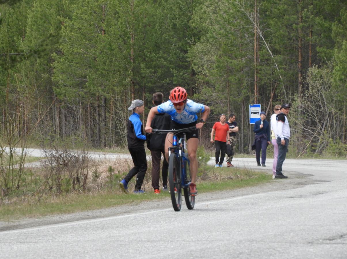 В Карпинске прошли состязания среди велосипедистов-любителей и профессионалов