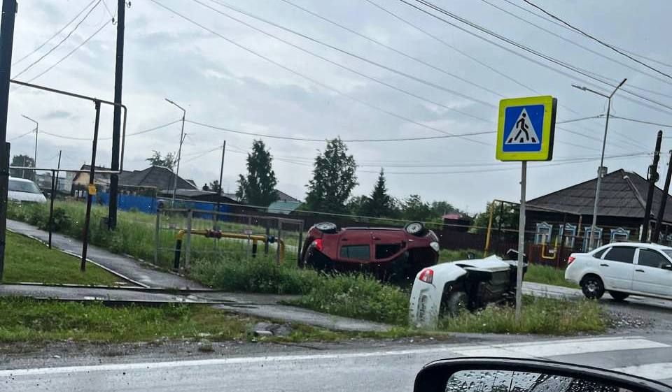 На Некрасова перевернулись два автомобиля