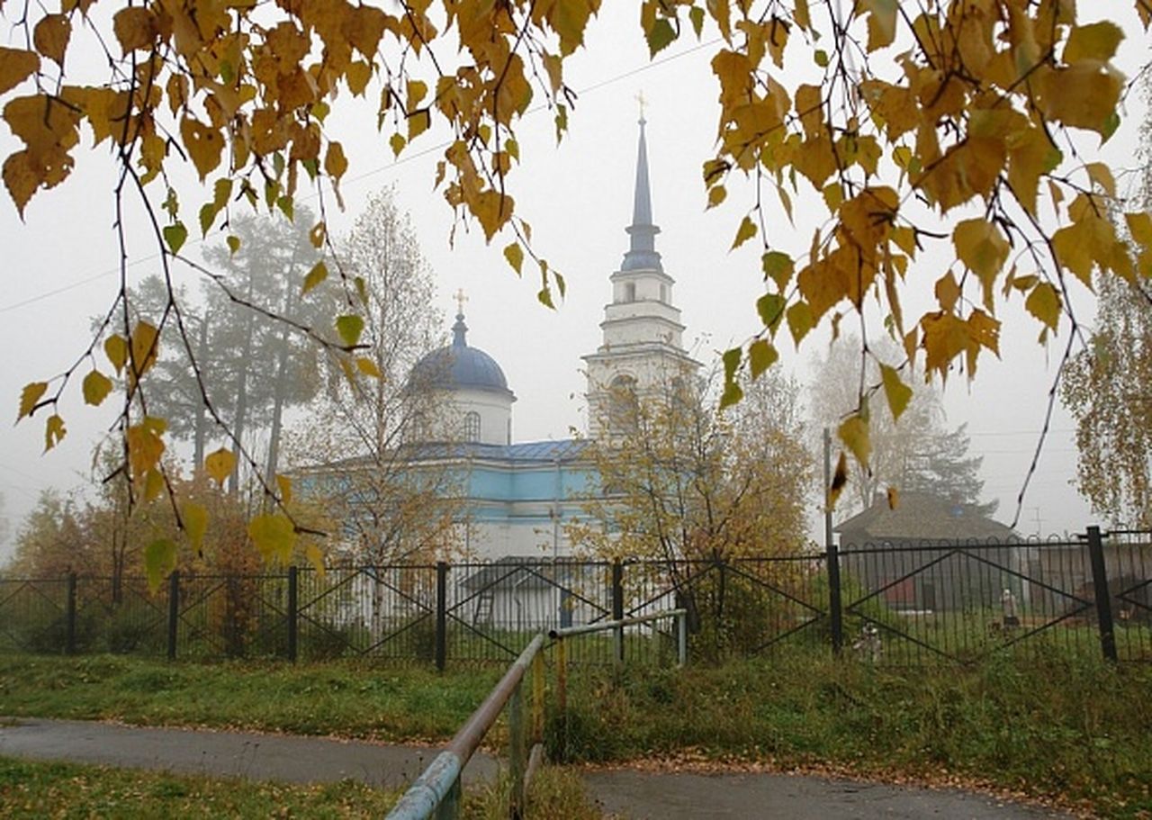 Осенняя казанская картинки. Церковь во имя иконы Казанской Божией матери Карпинск. Осенний Карпинск. Церковь Казанской каринск. Карпинск Церковь Казанской.