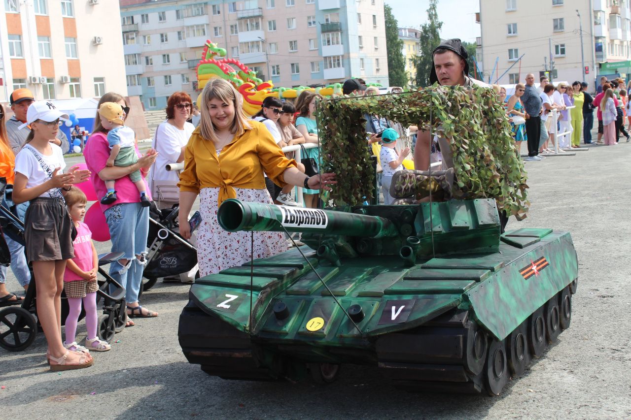 В Карпинске состоялся традиционный Парад колясок, где победил «танк»