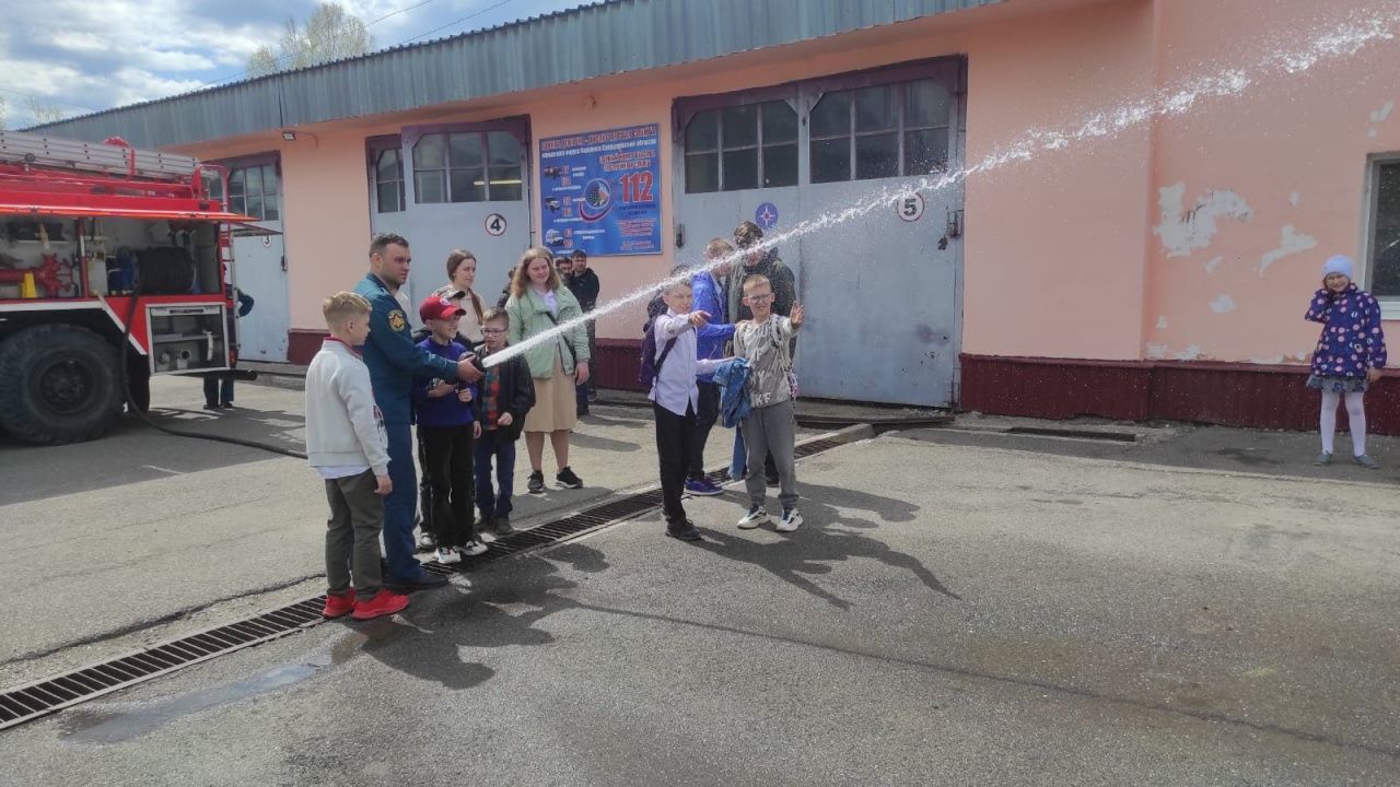 Пожарные провели экскурсию для учеников карпинской воскресной школы