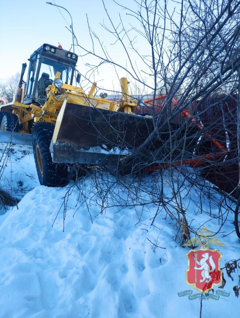 Автогрейдер из Карпинска врезался в забор на Воронцовке: водителю стало плохо
