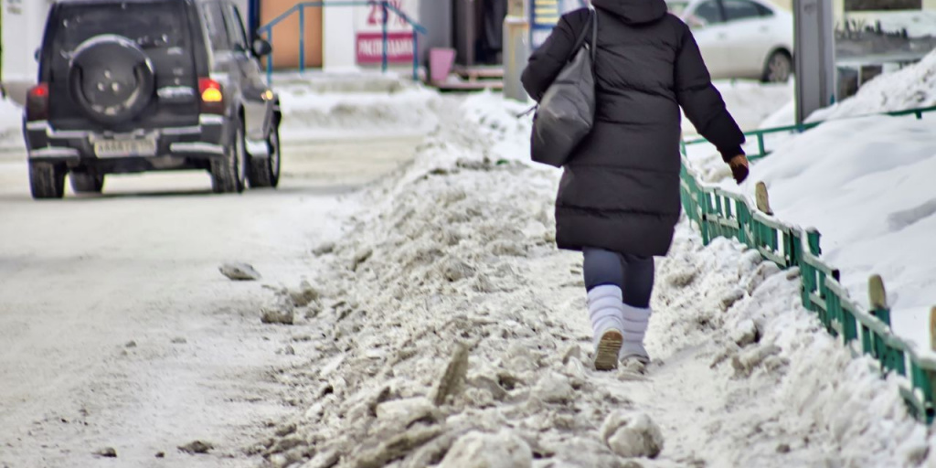 Снежный тротуар. Человек на зимнем тротуаре. Катание зимой на тротуарах. Шла зима по тротуару. Девушка лежала прямо в снегу на тротуаре.