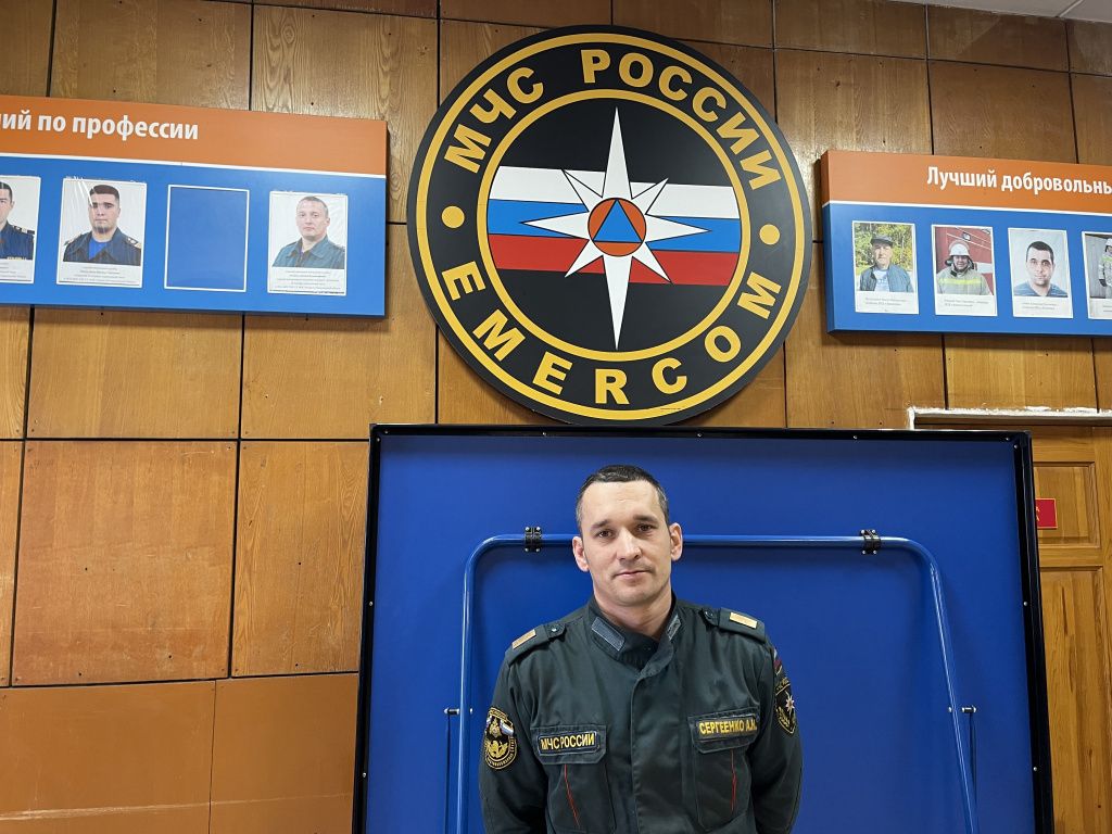 Огнеборец Андрей Сергеенко приезжает на работу в Серов из Карпинска. Фото: Анна Куприянова, "Глобус"