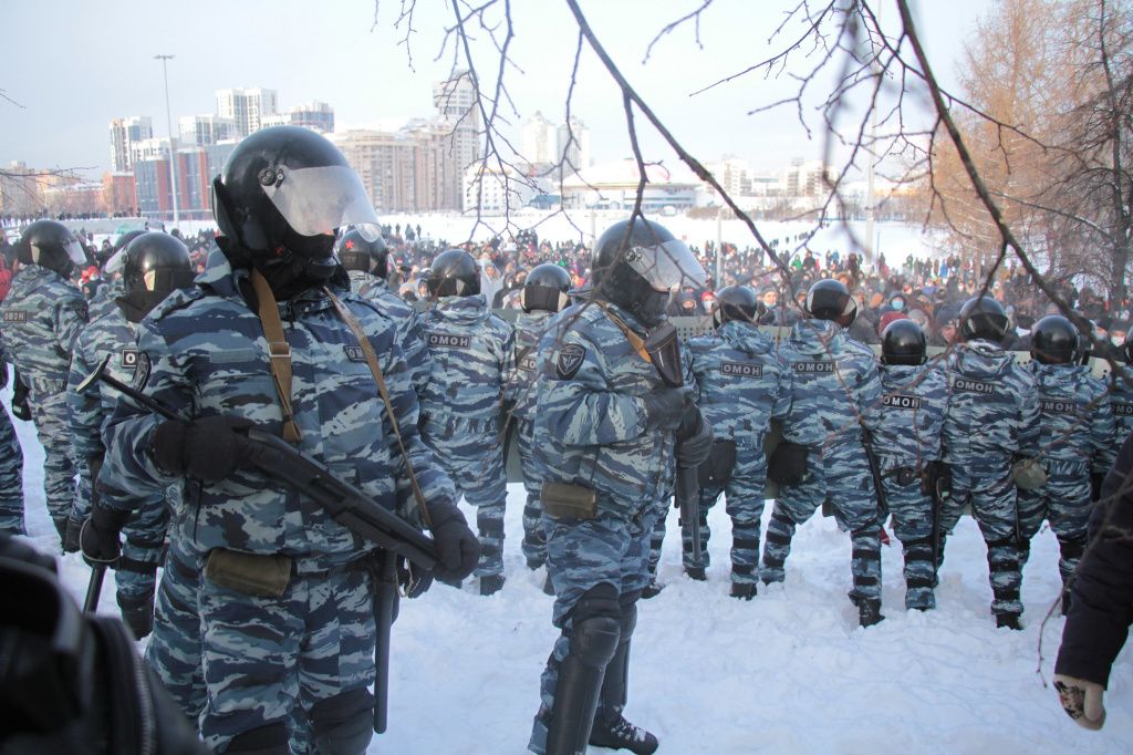 В сквер у театра драмы вывели ОМОН. Фото: Константин Бобылев, “Глобус”
