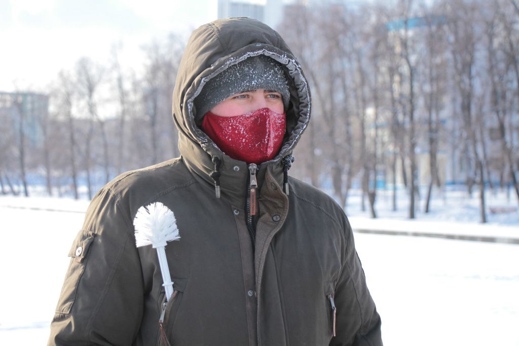 Максим пришел на акцию с туалетным ершиком, купленным за 51 рубль. Фото: Константин Бобылев, "Глобус"