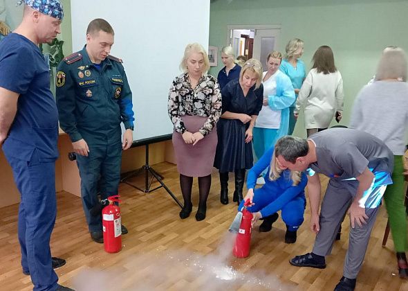 Начальник ОНД лично показал врачам ЦГБ, как нужно пользоваться огнетушителем