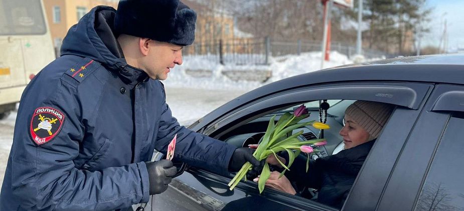 Сегодня карпинские автолюбительницы получали на дорогах цветы