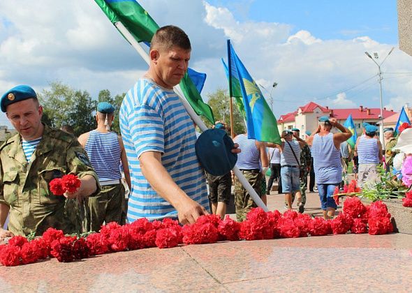 Автопробег, концерт и угощения. День ВДВ в Карпинске отметили с присущим размахом