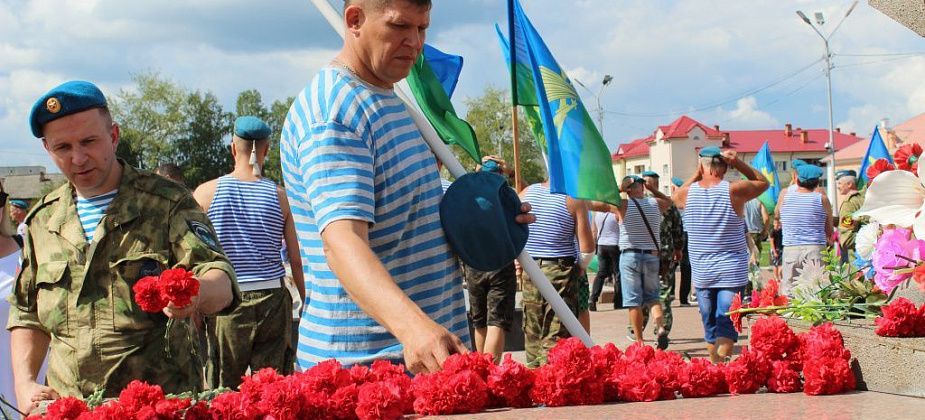 Автопробег, концерт и угощения. День ВДВ в Карпинске отметили с присущим размахом