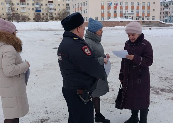 Работники мэрии вместе с полицейскими провели с прохожими на улице беседы о мошенниках