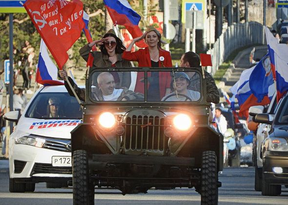 Карпинские автомобилисты проехались по городу праздничной колонной