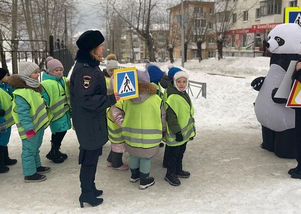 Карпинские школьники прогулялись вместе с сотрудниками ГИБДД по «безопасному маршруту»
