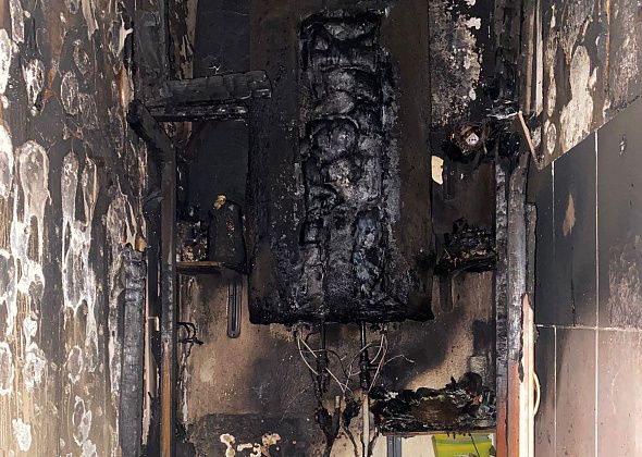 В Карпинской пятиэтажке вспыхнул пожар, эвакуировали пять человек