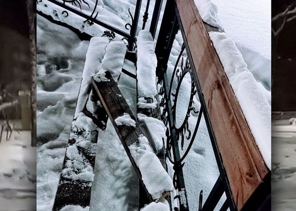 В парке ДКУ уже сломали скамейку