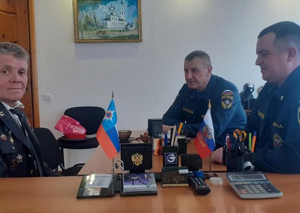 Карпинские пожарные и дошколята встретились с ликвидатором чернобыльской аварии