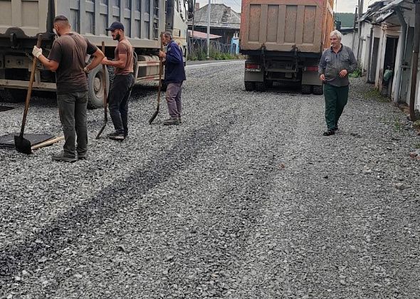 Депутат Дмитрий Дума обратил внимание на нарушение технологии укладки асфальта на улице 8 Марта