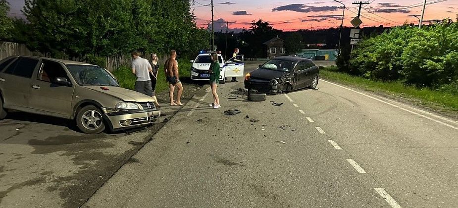 В Карпинске женщина отвлеклась на телефон и врезалась в машину на встречке