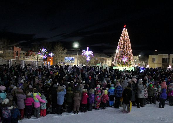 В воскресенье в Карпинске зажгли Новогодний городок