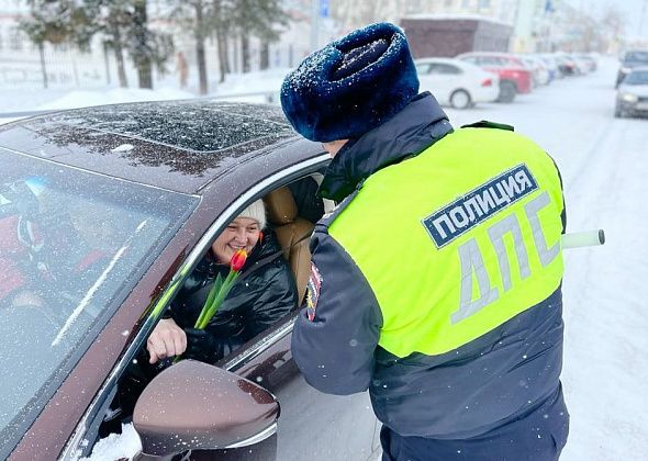 Сотрудники ГИБДД останавливали автомобили, чтобы подарить девушкам цветы