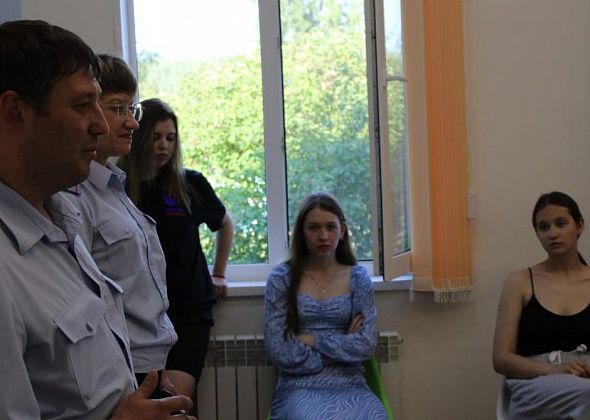 Полицейские рассказали отдыхающим в «Светлячке» детям о вреде наркотиков и не только