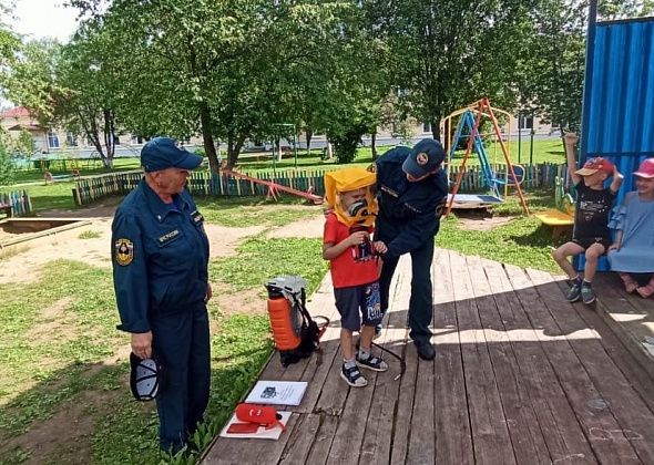 Спасатели навестили воспитанников детского сада «Малыш» и провели с ними урок пожарной безопасности