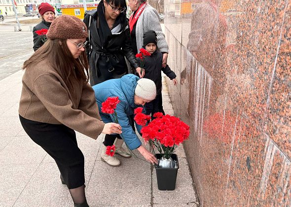 Сегодня карпинские коммунисты возложили цветы к памятнику Ленина