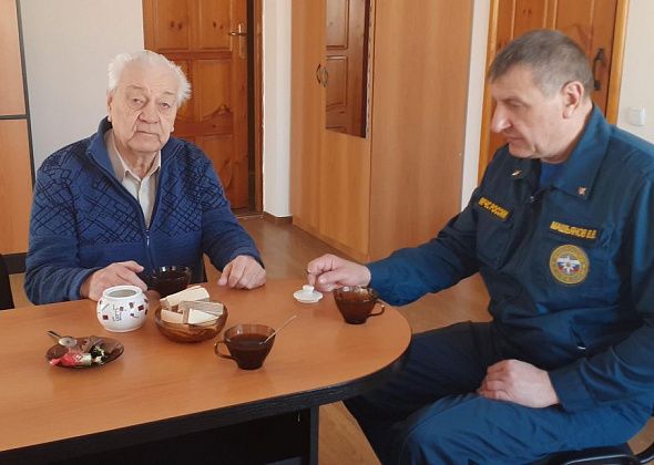 Карпинские пожарные поздравили ветеранов гражданской обороны