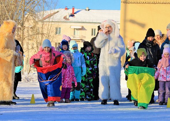 В Карпинске празднично попрощались с ледовым городком