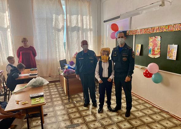 Карпинские пожарные провели в школе №2 урок ОБЖ