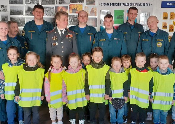 Карпинские пожарные и дошколята чествовали ликвидатора аварии на ЧАЭС