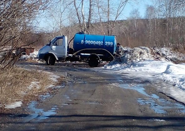 Горожане часто видят у берега Турьи ассенизаторскую машину, сливающую отходы