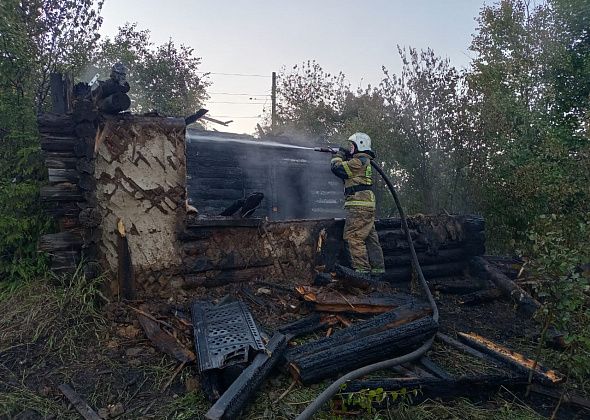 На Огородникова сгорел старый заброшенный дом