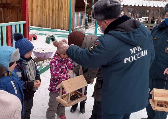 Карпинские пожарные вновь подарили малышам кормушки для птиц