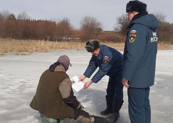 Пора сворачивать удочки: карпинские пожарные напоминают рыбакам об опасности весеннего льда