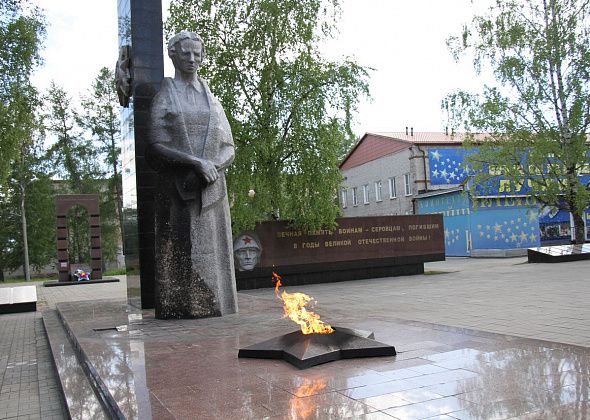 Дети сожгли поминальные венки на Вечном огне в Серове