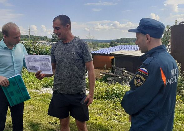Спасатели и карпинская администрация проверили пожароопасную обстановку в садах «Ягодка 2»