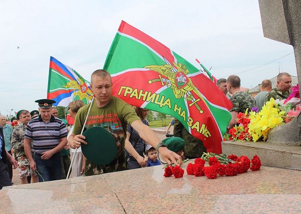 Пограничники отметили свой праздник на площади Славы