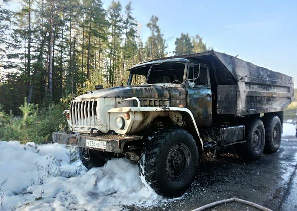 На трассе рядом с Карпинском на ходу загорелся грузовой автомобиль