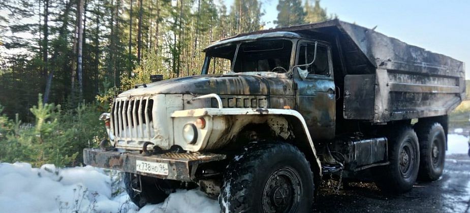 На трассе рядом с Карпинском на ходу загорелся грузовой автомобиль