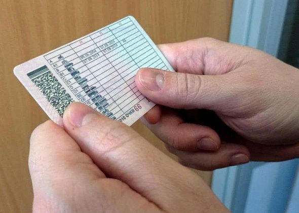 В Карпинске осудили мужчину, который год катался по городу с поддельными водительскими правами