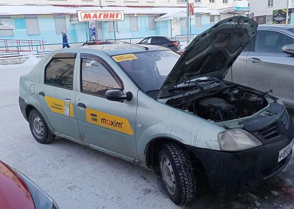 В центре Карпинска загорелся автомобиль. Пострадавших нет