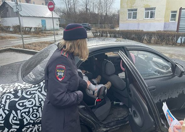 Водителей, припаркованных возле детской поликлиники и детсада, проверили на наличие детских кресел