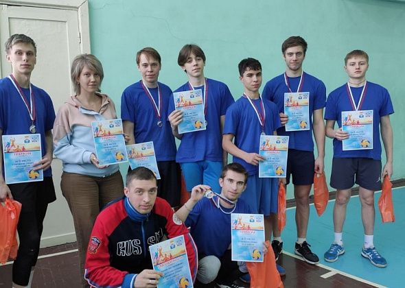 Карпинские студенты стали вторыми на окружном турнире по волейболу