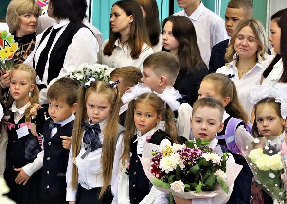 Сегодня в первый класс пошли более трехсот детей