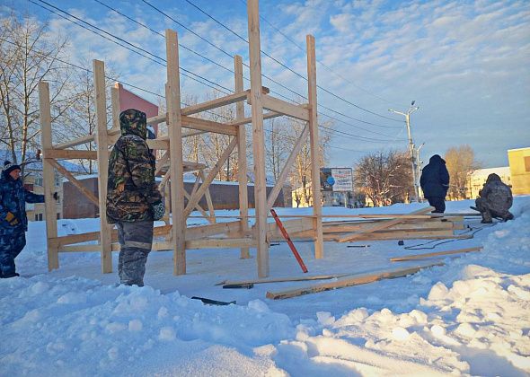 В Карпинске началось возведение новогоднего городка