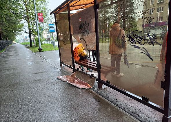 Ремонтировать разбитые автобусные остановки вызвался местный предприниматель
