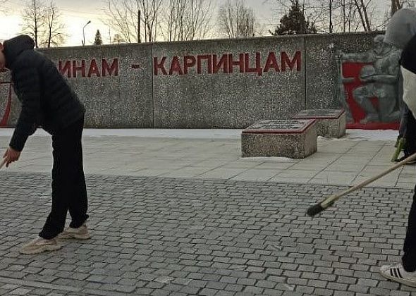 Школьники и библиотекари очистили от мусора территорию памятника «Павшим в 1941–1945»