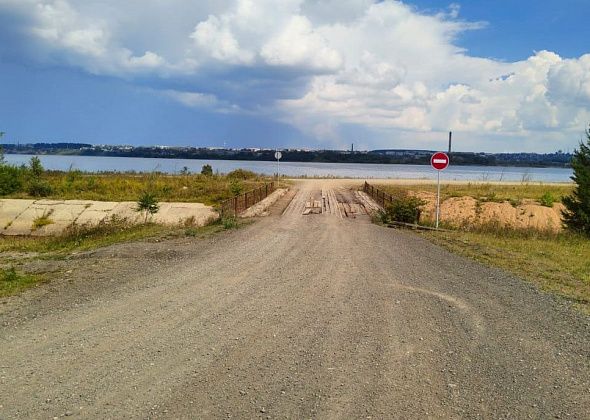 Карпинцы попросили мэрию отремонтировать аварийный мост. Но вместо ремонта там запретили проезд